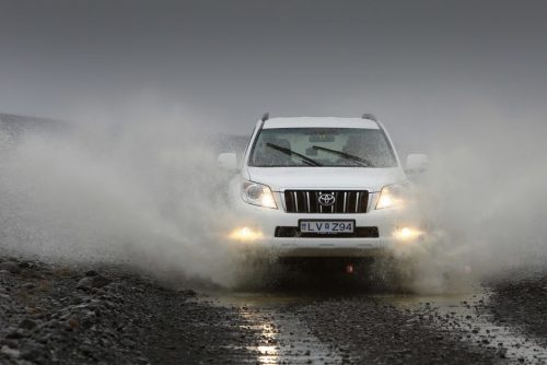 Toyota-jeep-in-Ijsland-door-de-modder