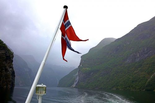 Boot-op-rivier-vlag-van-Noorwegen
